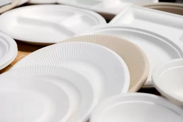 اهمیت جنس مواد پلاستیکی در استفاده از ظروف یکبار مصرف